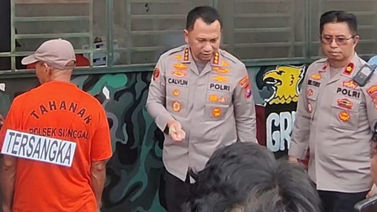 KASUS: Kapolrestabes Medan, Kombes Pol Jean Calvijn Simanjuntak, memaparkan pengungkapan kasus perjudian di kantor ormas, Kamis (29/1/2026). (Dok: istimewa)
