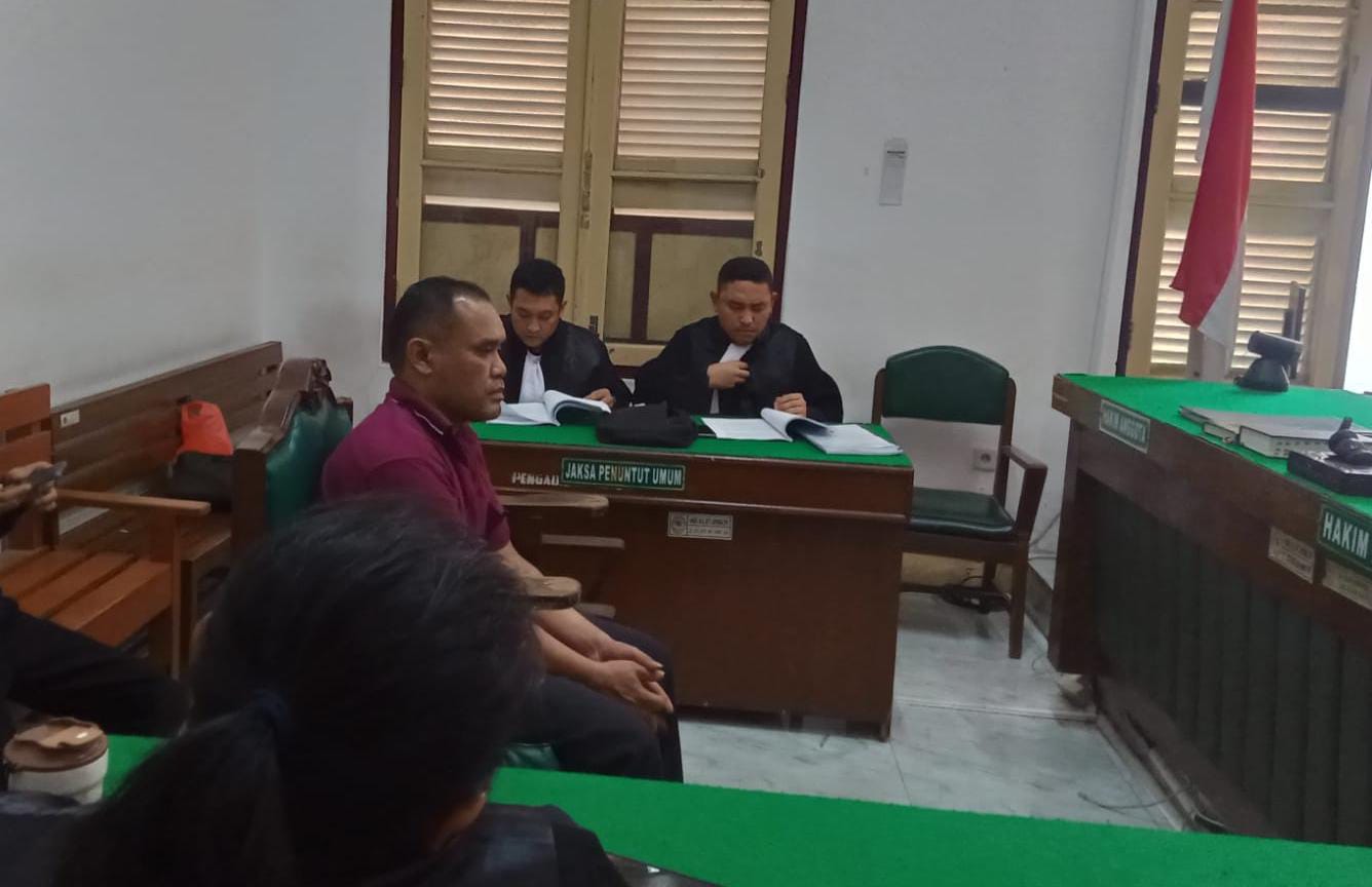 SIDANG: Mantan pejabat Dishub Siantar, Tohom Lumbangaol menjalani sidang tuntutan di Pengadilan Tipikor Medan, Kamis (29/1) sore. (Dok: istimewa)