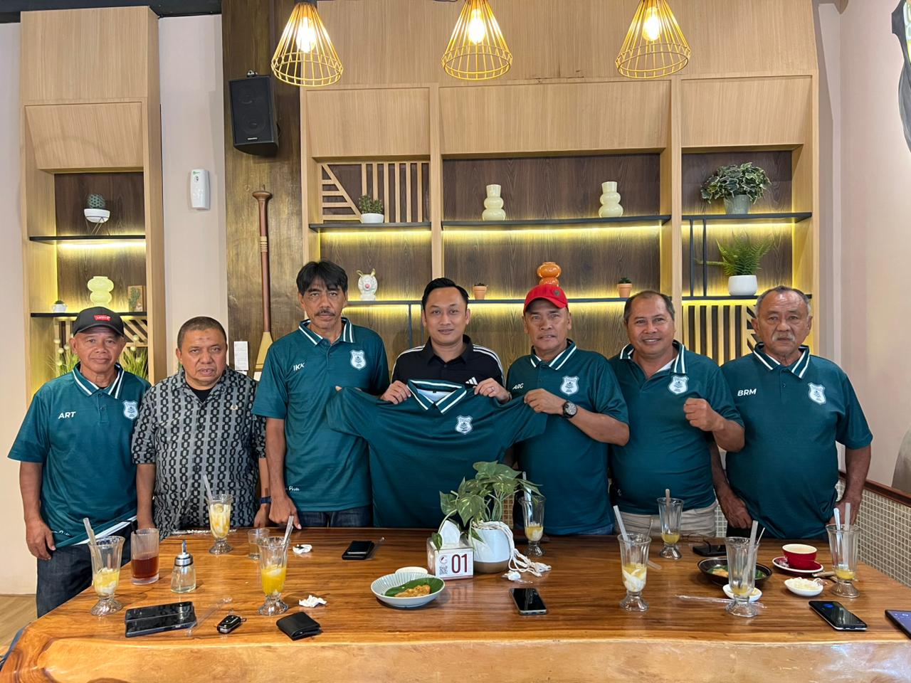 BERSAMA: Ketua Umum KONI Kota Medan Aswindy Fachrizal SE bersama mantan pemain PSMS. (Dok: ist)