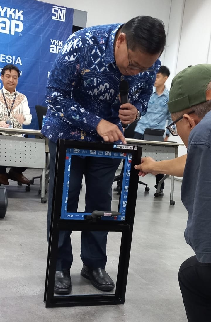 Manajemen YKK AP Indonesia tengah menunjukkan jendela alumunium merk Madela yang ber-SNI, Kamis (29/01/2026)