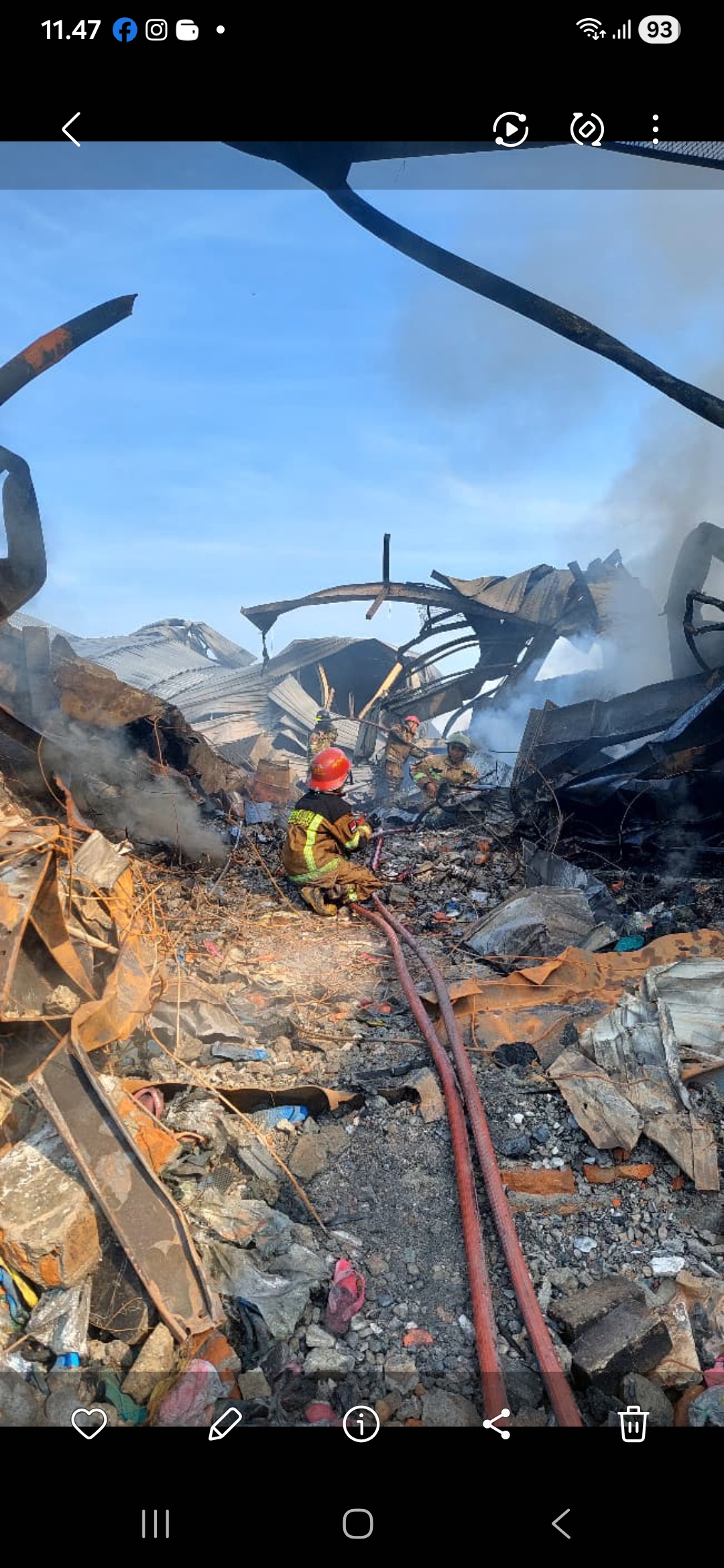 HANCUR: Pabrik ban merk swallow di Medan Deli hancur terbakar. Pemadaman berlangsung selama 31 jam. (Dok: istimewa)