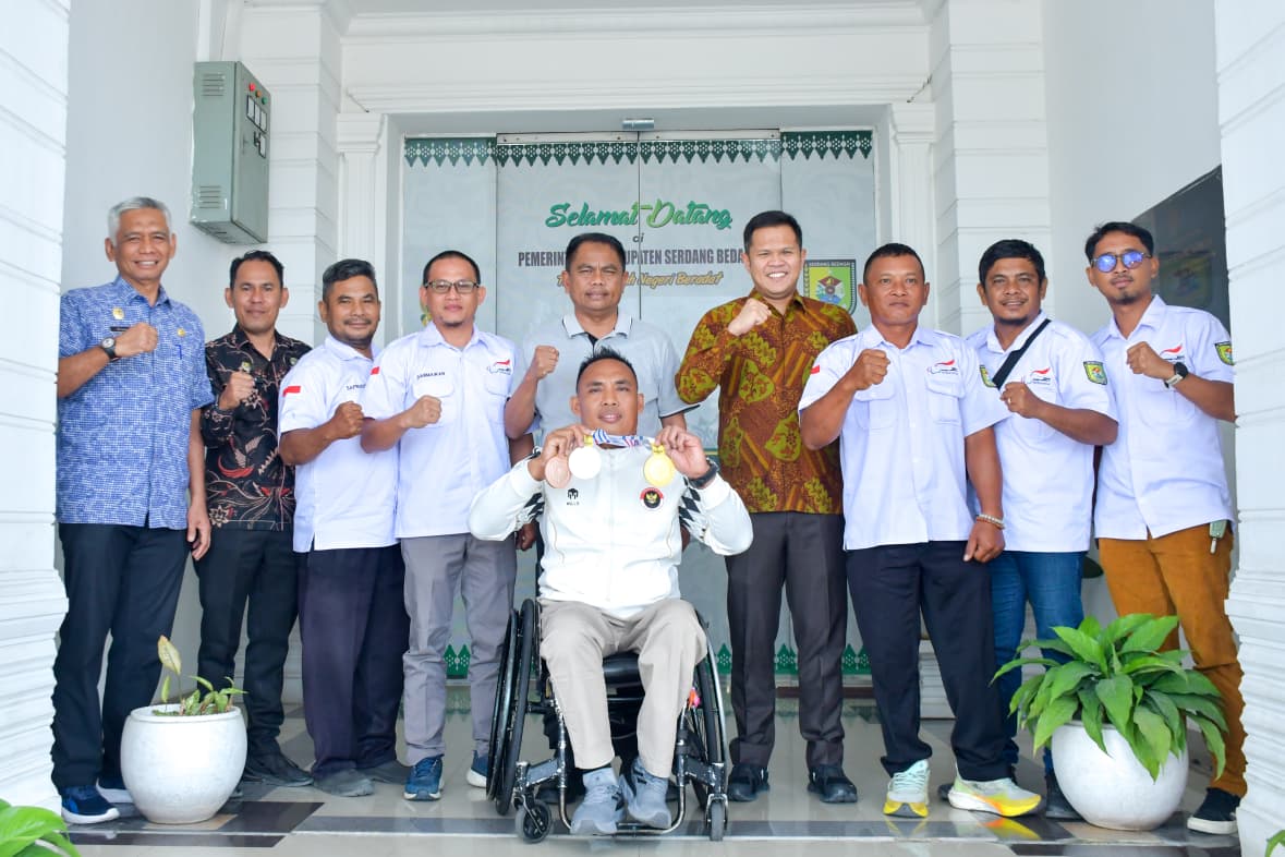 Bupati Sergai H. Darma Wijaya didampingi Wakil Bupati Sergai Dr. H. Adlin Tambunan bersama kepala OPD dan pengurus NPCI Sergai saat menyambut atlet NPCI Riadi Saputra. (Fadly/ Sumut Pos)
