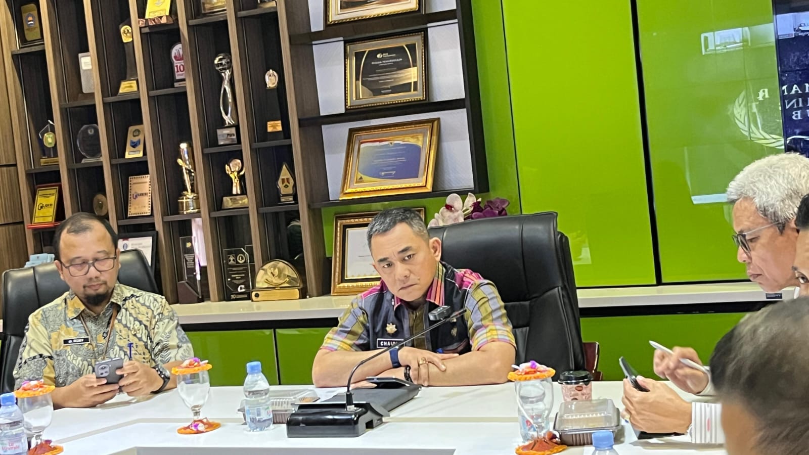 Sekda Binjai, Chairin Simanjuntak saat mengikuti kegiatan Ombudsman RI secara daring. (Diskominfo Binjai/Sumut Pos)