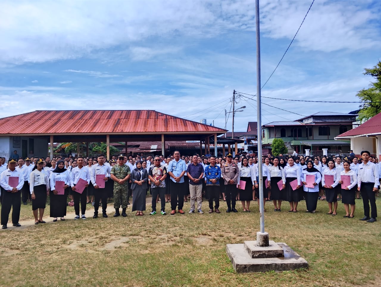 Wabup Nisel, Ir. Yusuf Nache, ST.,MM didampingi Anggota DPRD dapil VI berfoto bersama dengan para PPPK paruh waktu. (ERIUSMAN/SUMUT POS)
