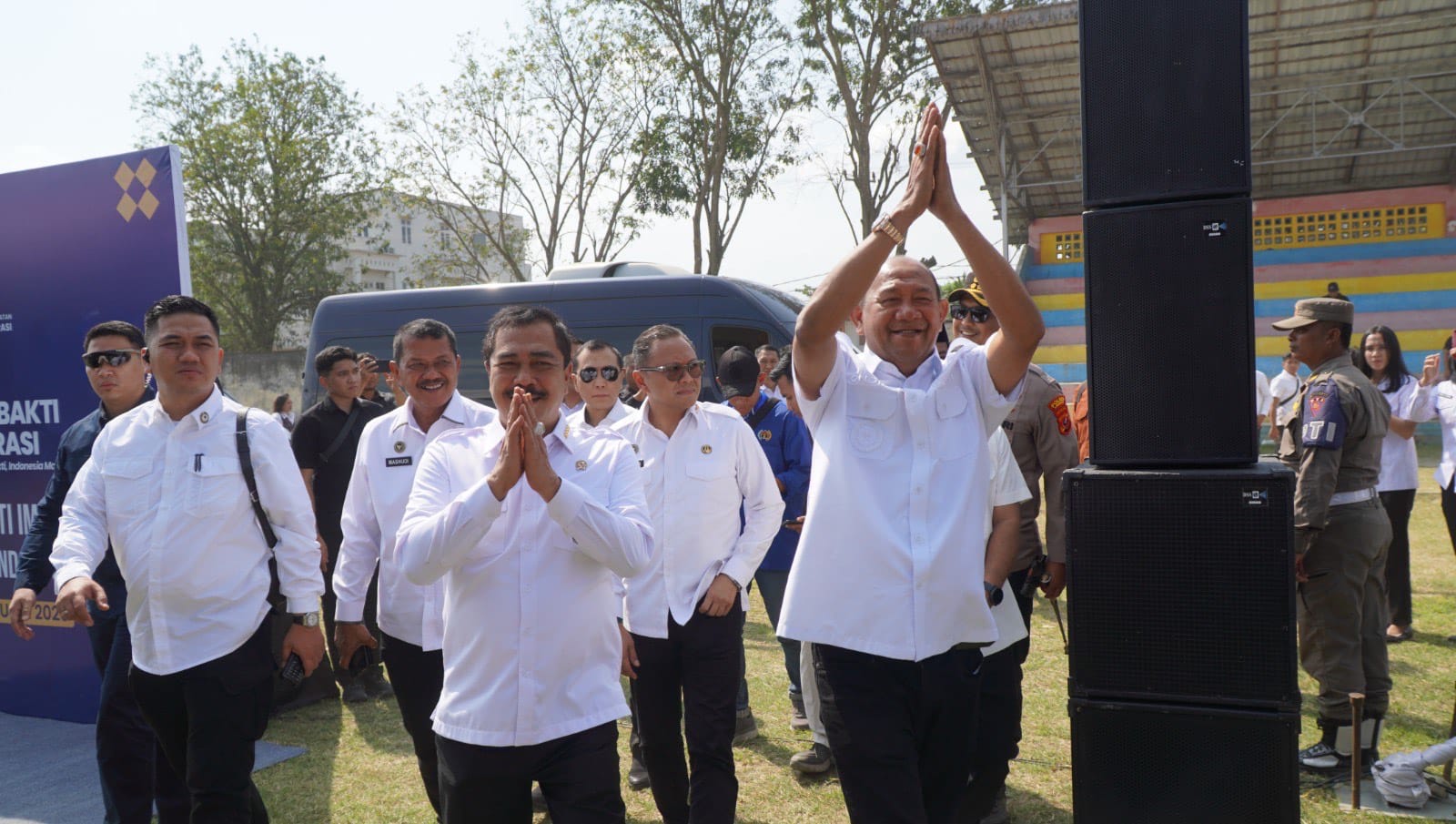 Bupati Langkat, Syah Afandin saat mendampingi Menteri Imipas, Agus Andrianto saat baksos dalam rangka Hari Bhakti Imigrasi di Tanjungpura. (Diskominfo Langkat/Sumut Pos)