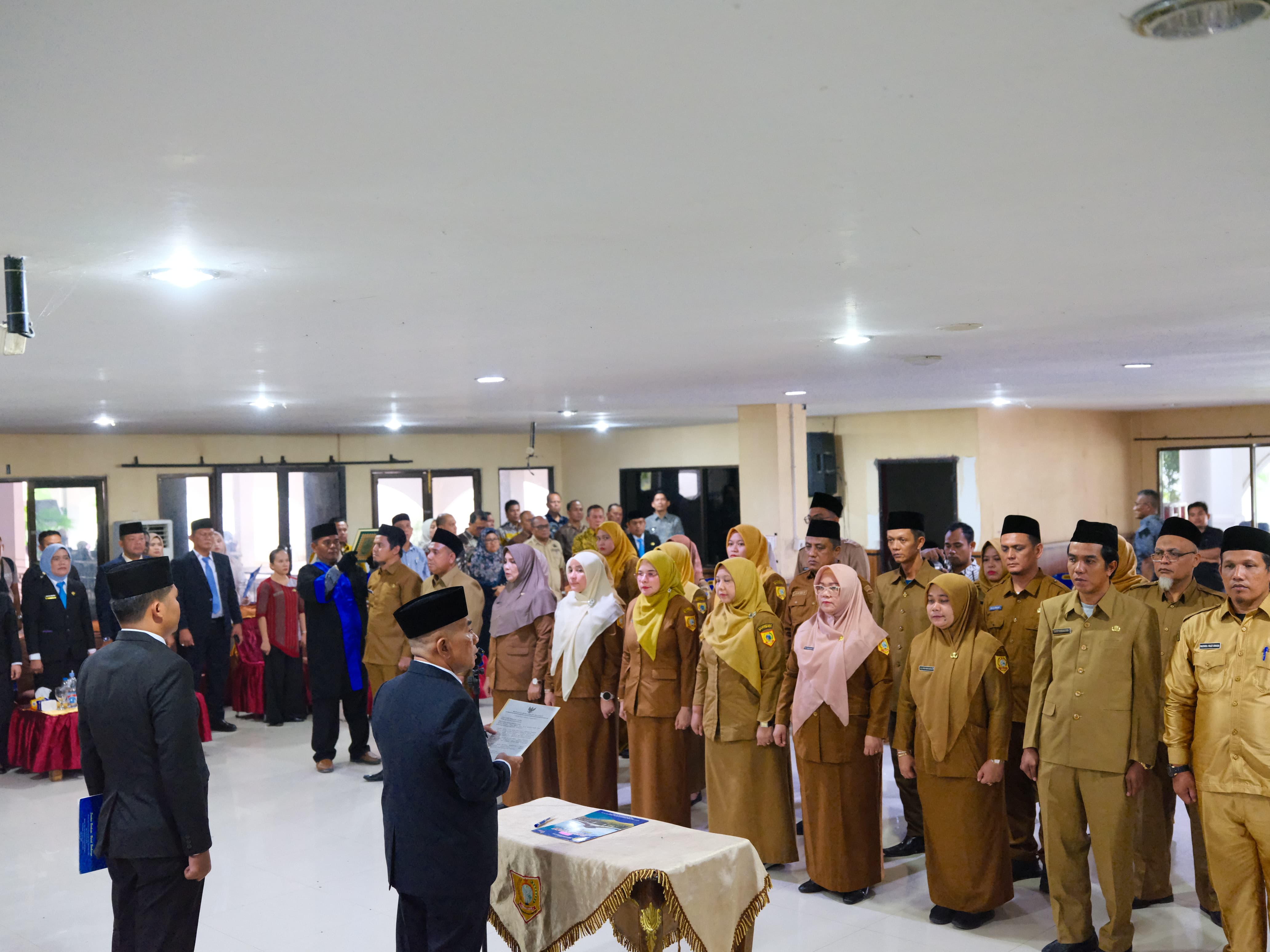 Bupati Labusel Fery Sahputra Simatupang melantik lima Pejabat Eselon II dan Wabup lantik 30 pejabat administrator. (KHAIRUDDIN/SUMUT POS)