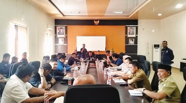 Ketua komisi I DPRD  Batubara Darius saat meminpin RDP tentang Kewajiban Plasma Perkebunan, Senin (26/1/2026). (Liberti H Haloho/Sumut Pos)