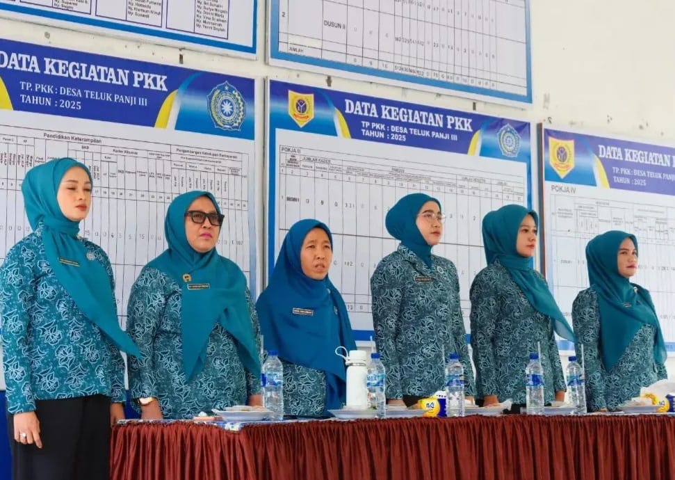 Ketua TP PKK Labusel, Indah Fery Simatupang, melakukan pembinaan Desa Pelaksana Aku Hatinya PKK di Kecamatan Kampung Rakyat. (KHAIRUDDIN/SUMUT POS)