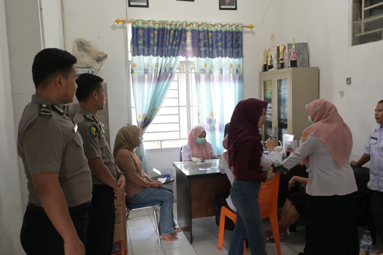 Puluhan relawan SPPG Labusel jalani pemeriksaan di Puskesmas. (KHAIRUDDIN/SUMUT POS)