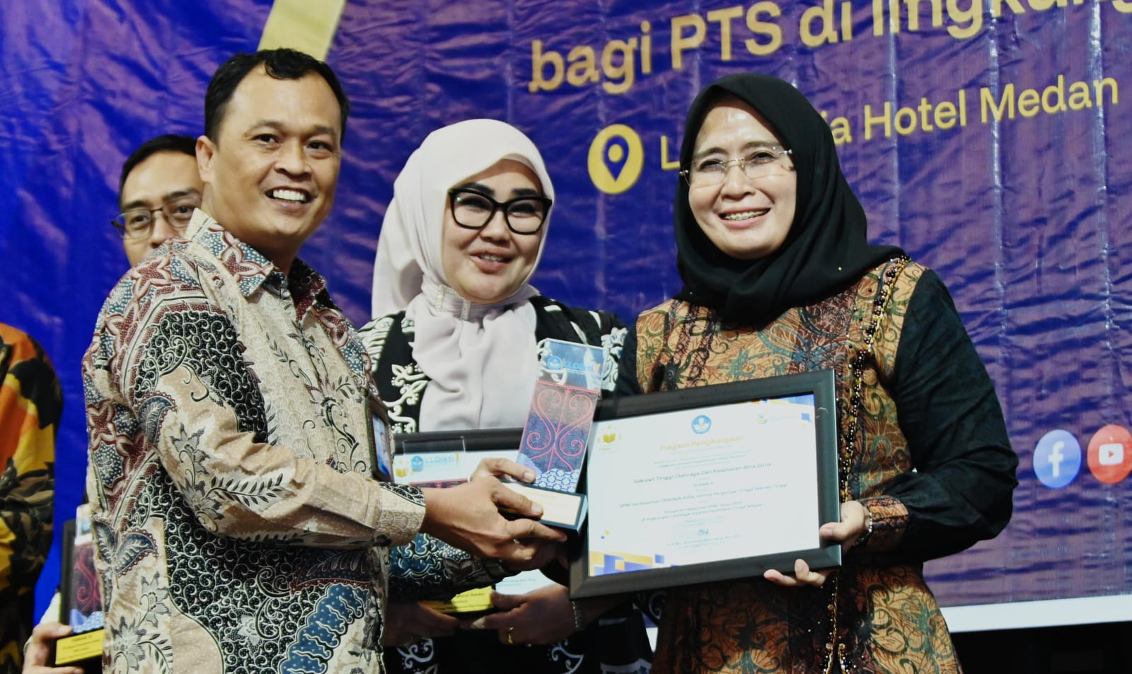 ANUGERAH: Dr. dr. Hj Liliana Puspasari, M.Kes (kanan) menerima anugerah pelaporan SPMI. (Istimewa/Sumut Pos)