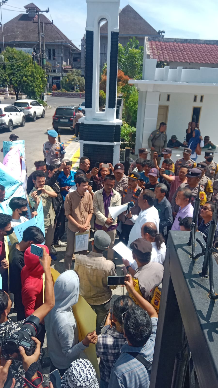 Unjuk rasa di DPRD Kota Pematangaiantar meminta agar pembelian eks rumah singgah diusut DPRD. (PRA EVASI/SUMUT POS)