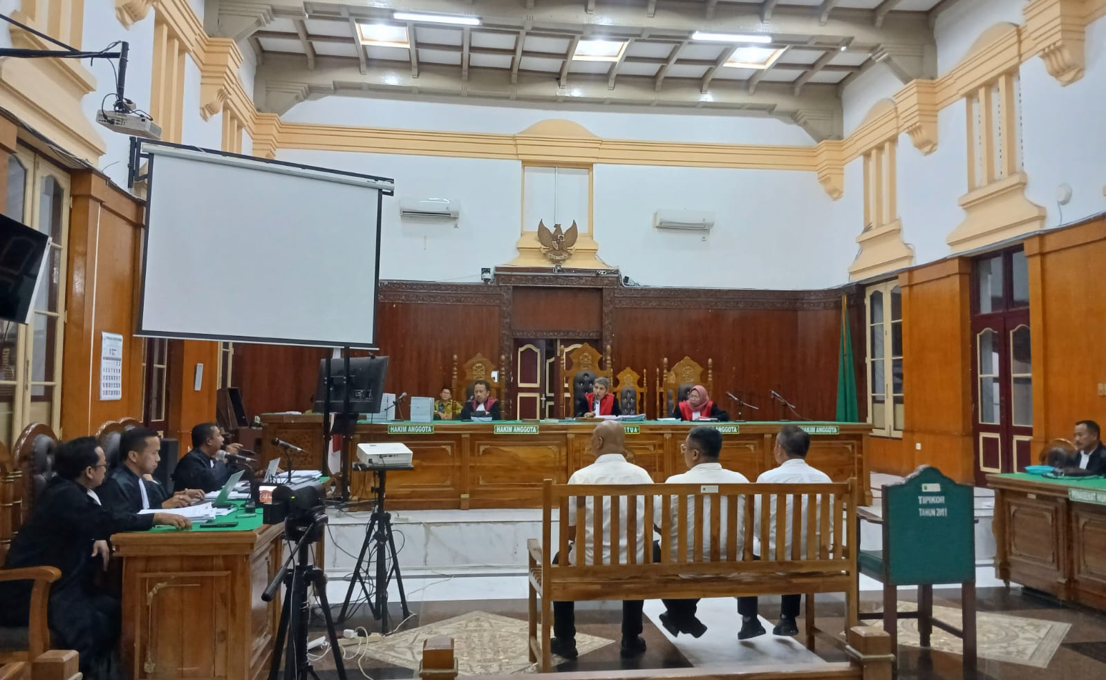 HADIR: Dirut PT DNG, M Akhirun Piliang alias Kirun, dihadirkan sebagai saksi dalam kasus korupsi proyek jalan Dinas PUPR Sumut, di Pengadilan Tipikor Medan, Kamis (29/1/2026) malam.