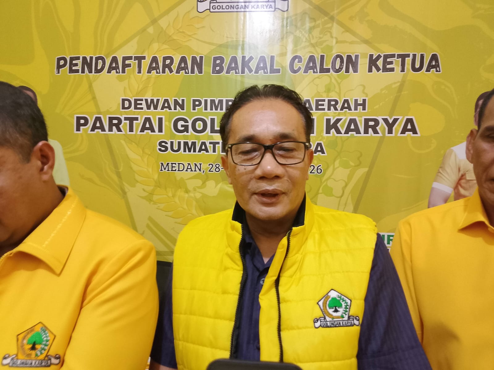 DAFTAR: Andar Amin Harahap saat mengembalikan berkas, ke Kantor Sekretariat DPD Partai Golkar Sumut, Jalan Wahid Hasyim Medan, Jumat (30/1). (Dok: istimewa)