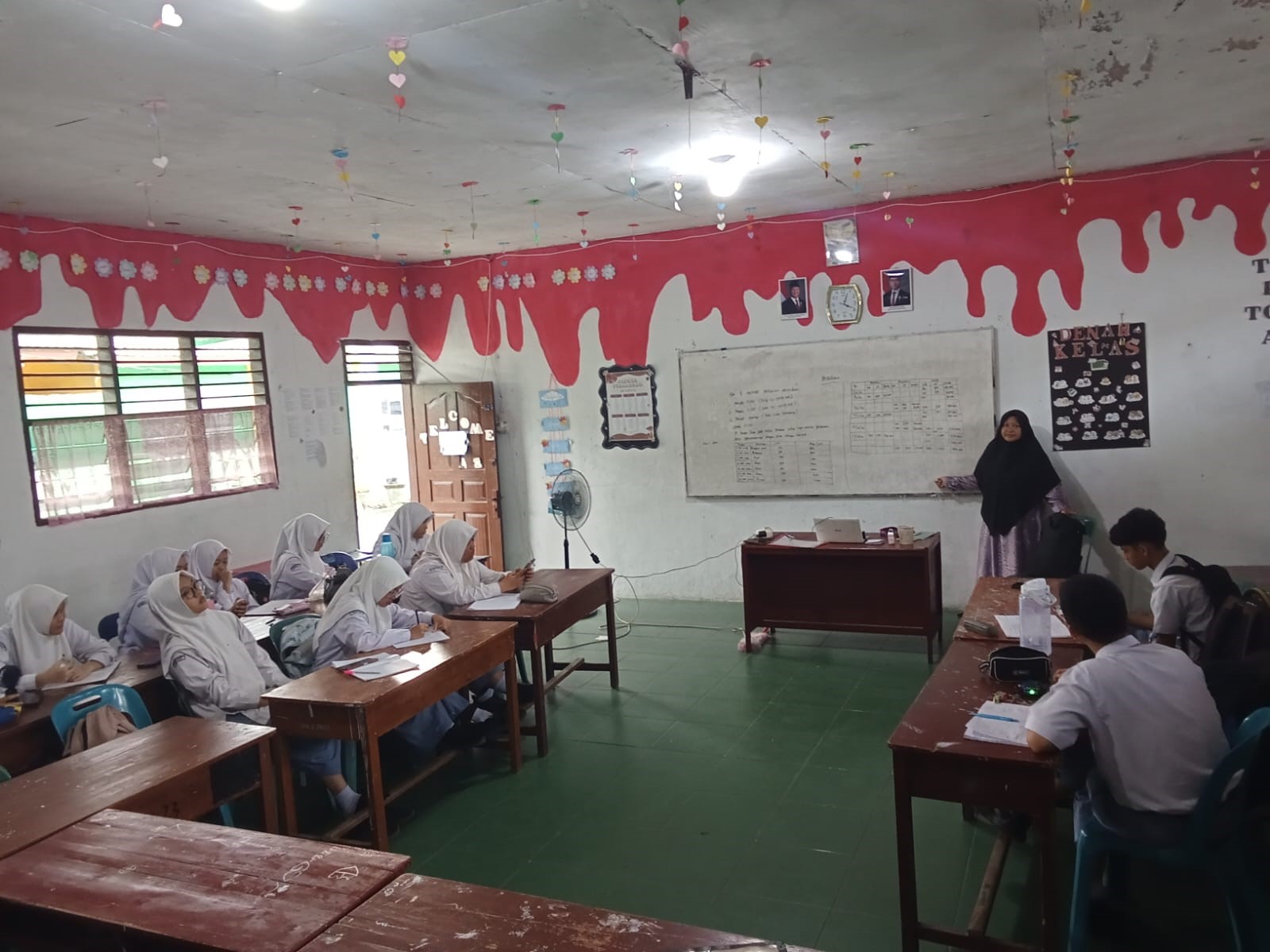 Vidya Fathimah dari Sekolah Tinggi Ilmu Manajemen Sukma sedang menjelaskan tentang metode penilaian persediaan kepada murid MAN 3 Medan. (ISTIMEWA/SUMUT POS)