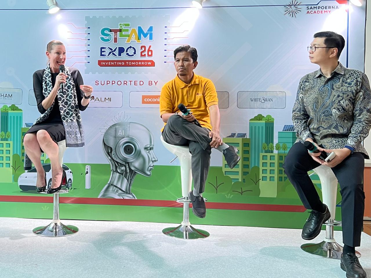 Kelly M. Wailes (kiri) bersama Prof. Dr.phil. Saiful Akmal, M.A (tengah) dan Jimmy Ujung (kiri) saat acara media briefing STEAM Expo 2026.