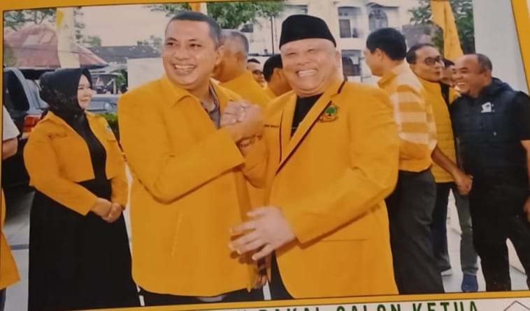 Ketua DPD II Golkar Dairi, Sabam Sibarani S.Sos.MM (kanan) berfoto dengan calon Ketua DPD I Golkar Sumut, Andar Amin Harahap jelang Musda XI di Hotel JW Mariot, Medan. (ISTIMEWA/SUMUT POS)