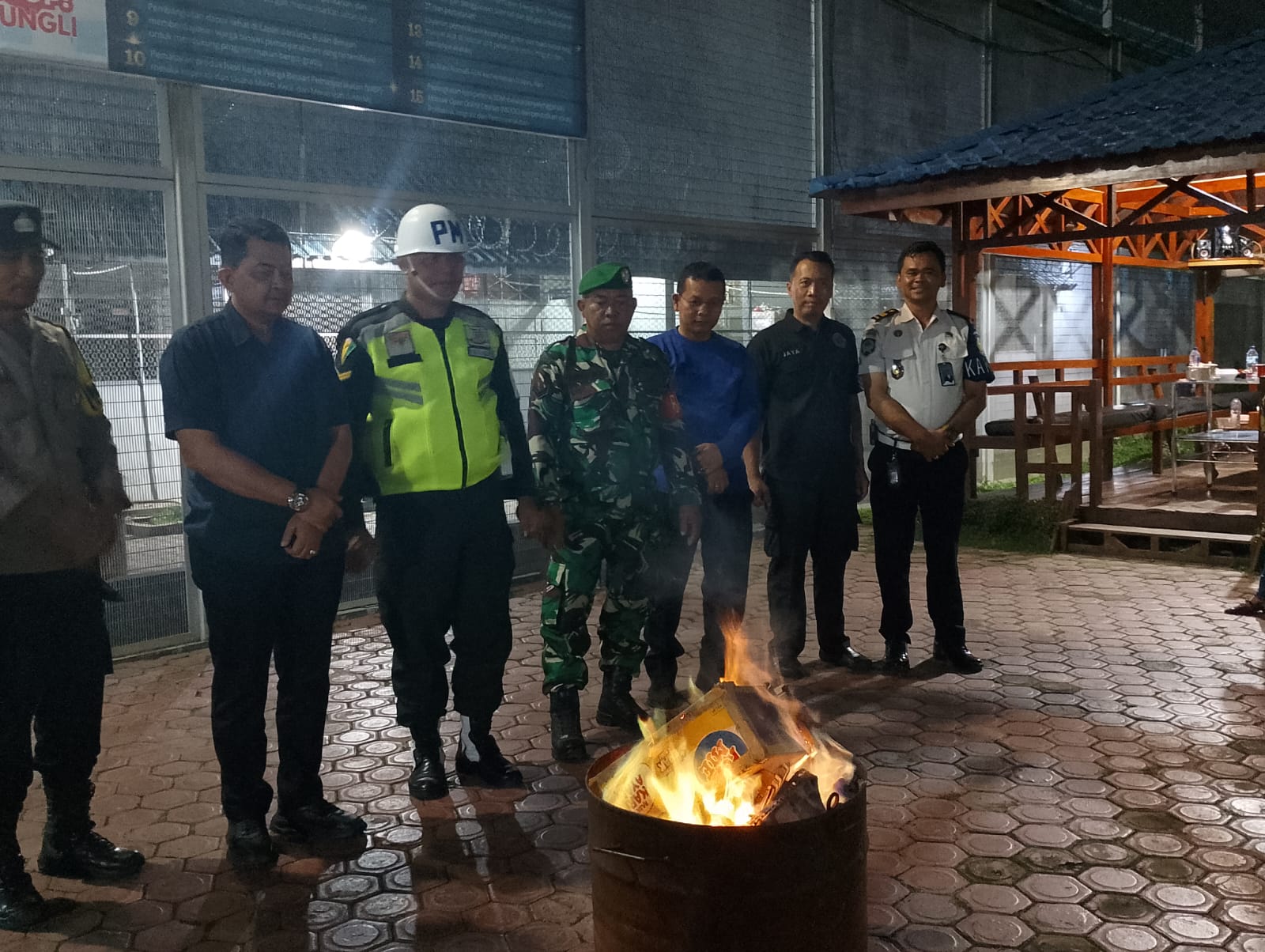 Jajaran petugas Lapas Binjai memusnahkan barang terlarang usai razia gabungan. (Istimewa/Sumut Pos)