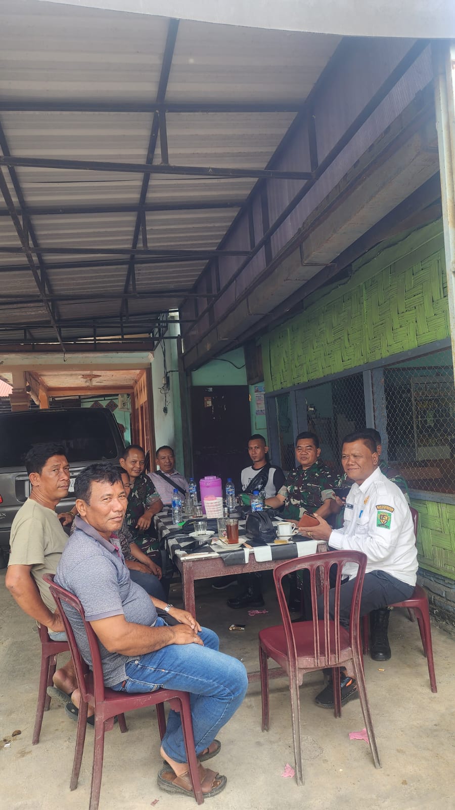 Pemerintah setempat dan tokoh masyarakat Silou Kahean berbincang dengan Mayor Inf Budi Permana (Dandenmalat) dan Kapten Inf E J Sipayung (Kadepmilum). (PRA EVASI/SUMUT POS)