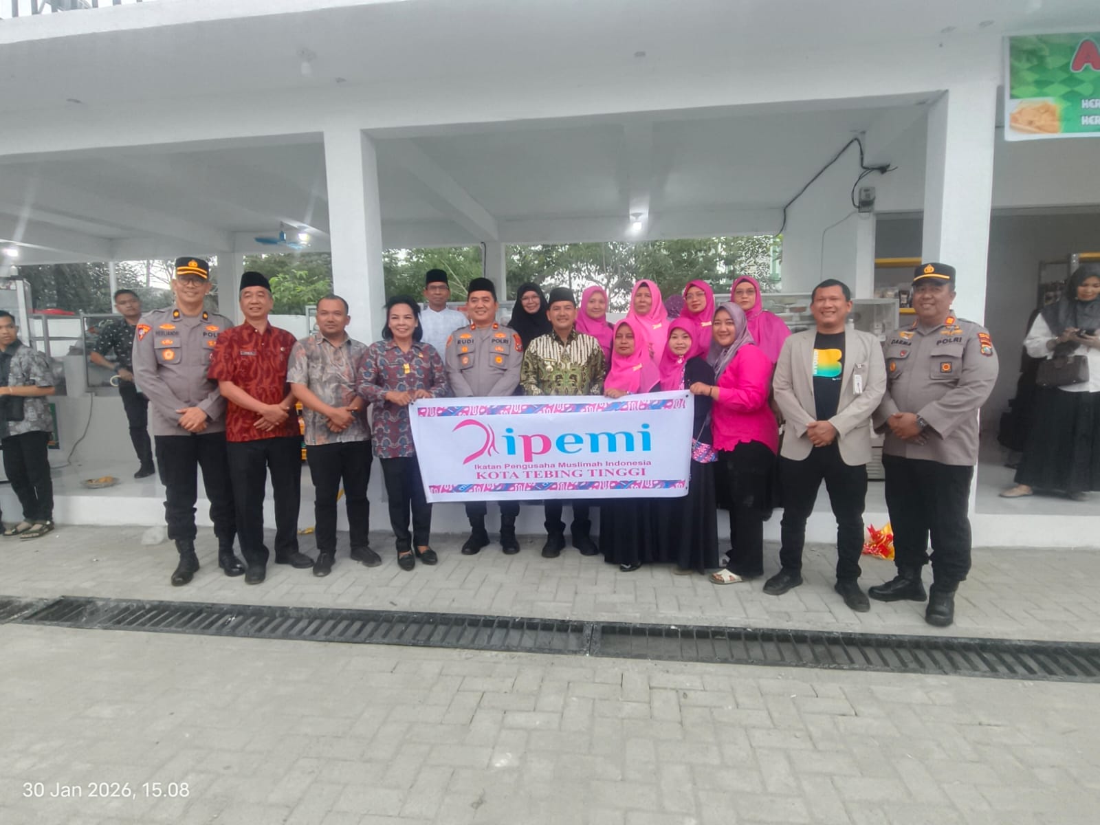 Sejumlah pejabat Pemerintah Kota Tebing Tinggi bersama unsur Forkopimda dan tokoh masyarakat berfoto bersama saat peresmian sentra kuliner di kawasan Masjid Agung Kota Tebingtinggi, Jumat (30/1/2026).