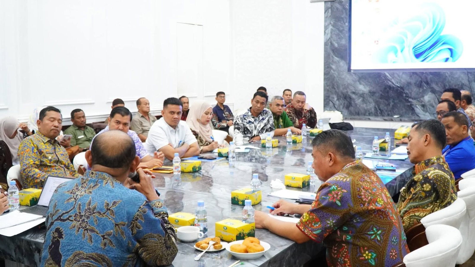 Bupati Langkat, Syah Afandin saat memimpin rakoor&nbsp;terkait pembenahan dan penertiban Pasar Pangkalanbrandan. (Diskominfo Langkat/Sumut Pos)