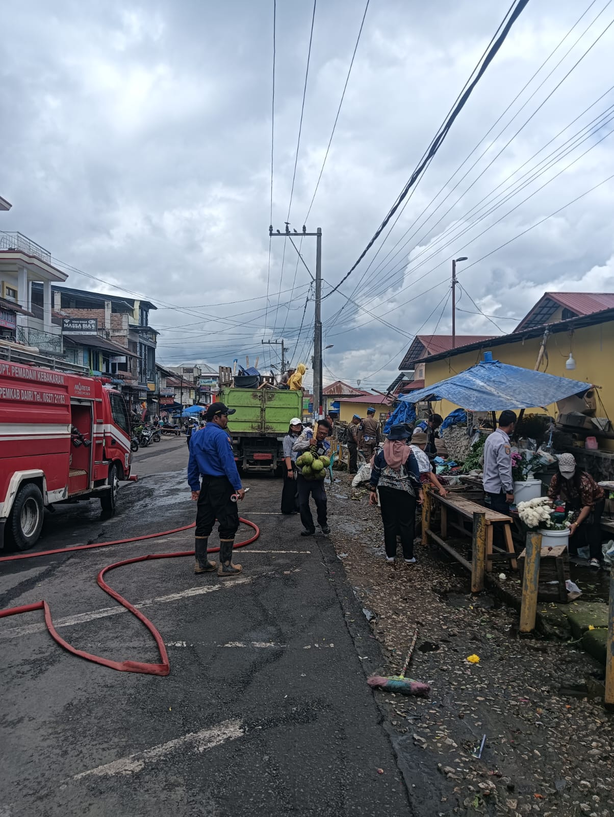 Tim konprehensif melakukan penertiban dan penataan pedagang serta parkir di Pusat Pasar Sidikalang, Kabupaten Dairi. (SUMUT POS/ISTIMEWA)
