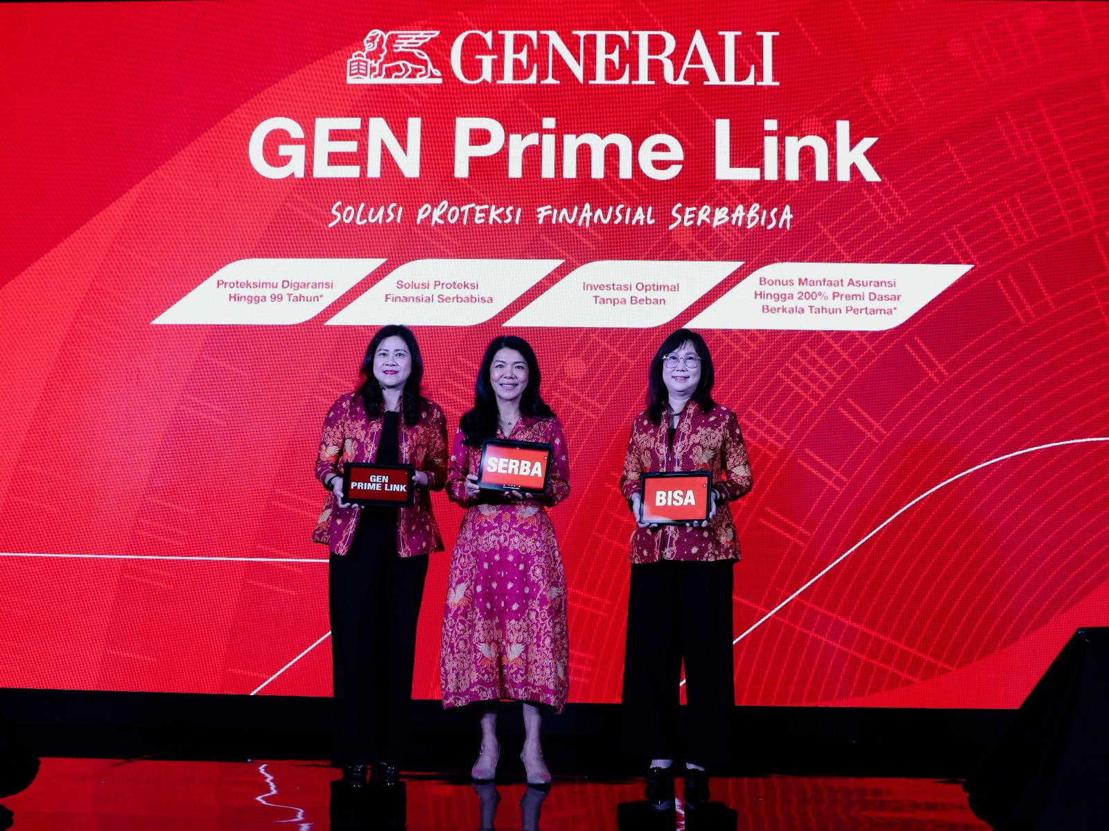 President Director and CEO Generali Indonesia, Rebecca Tan, Director and Chief Agency Officer Jutany Japit dan Chief Product Management & Marketing Officer  saat  peluncuran  GEN Prime Link.  ( ist)