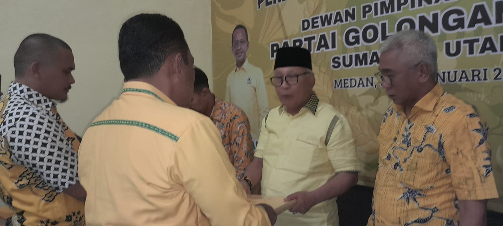BERKAS: Perwakilan Hendriyanto Sitorus saat mengembalikan berkas Calon Ketua DPD Partai Golkar Sumut, di Kantor DPD Golkar Sumut, Jalan Wahid Hasyim Medan. (Dok: istimewa)