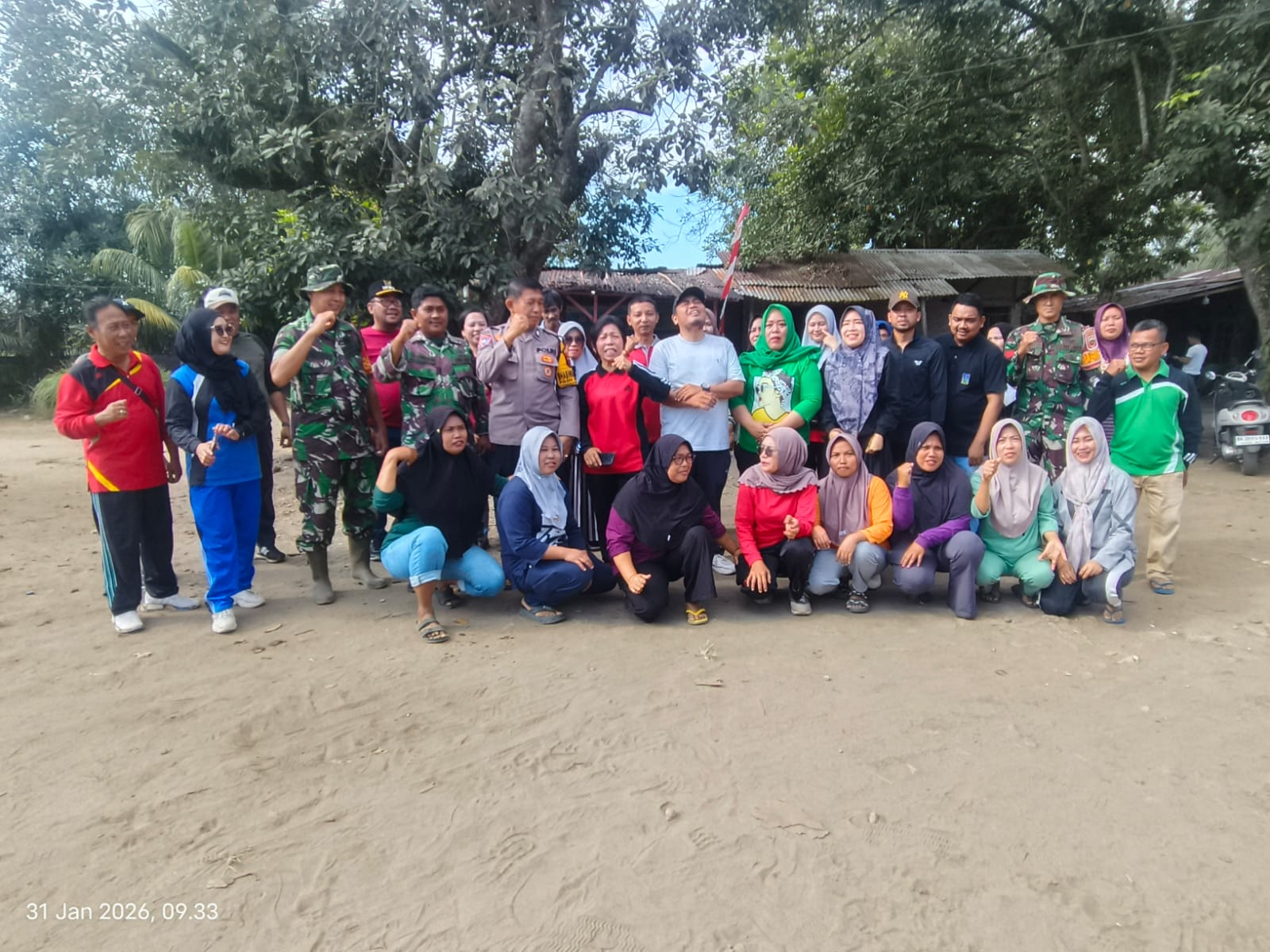 BERSAMA: Warga Kecamatan Tebingtinggi Kota berfoto bersama usai melakukan gotong royong. (Dok: Azan Purba)