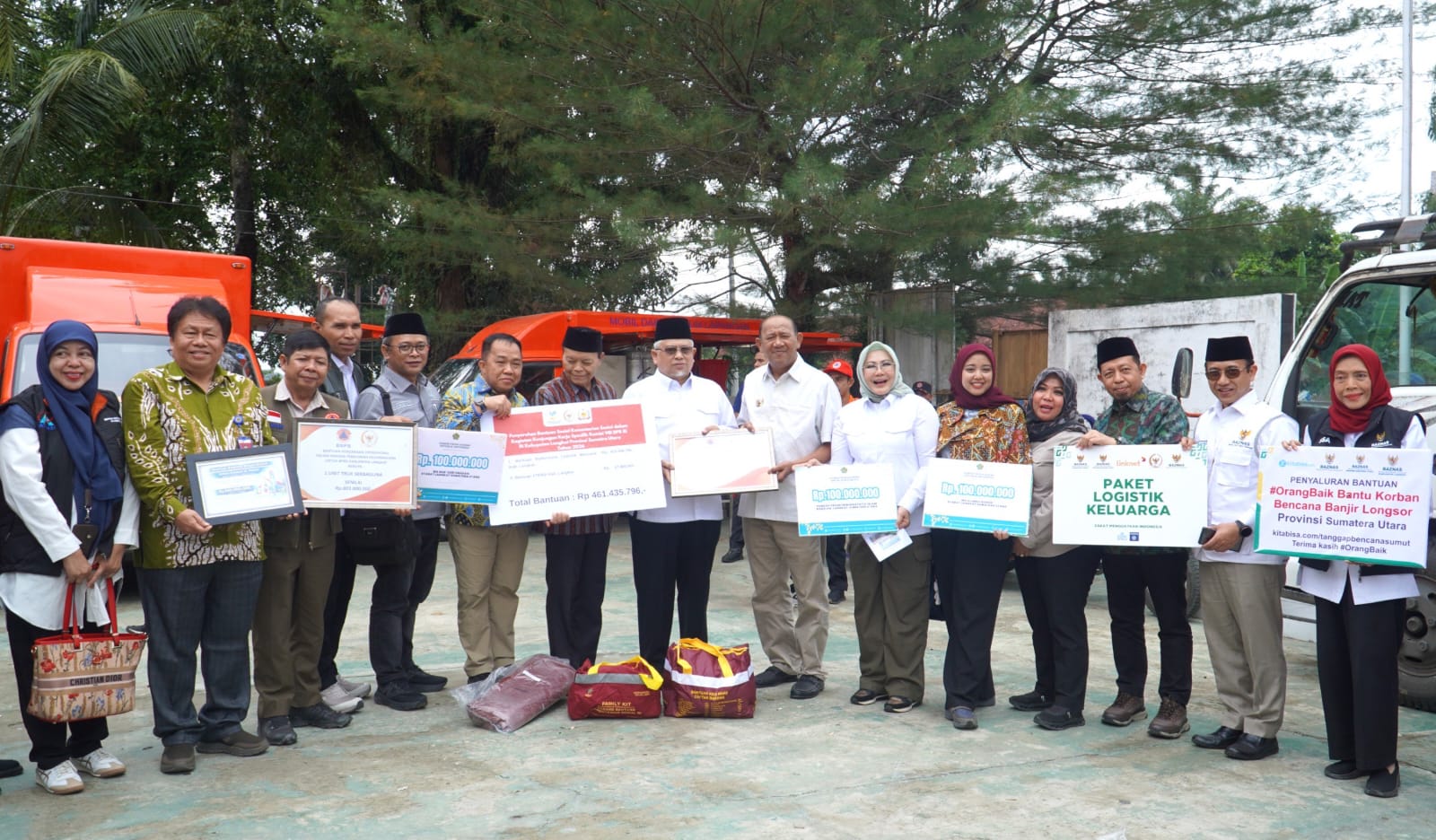 BANTUAN: Bupati Langkat, Syah Afandin menerima bantuan dari pemerintah pusat yang disalurkan DPR RI. (Dok: Diskominfo Langkat)