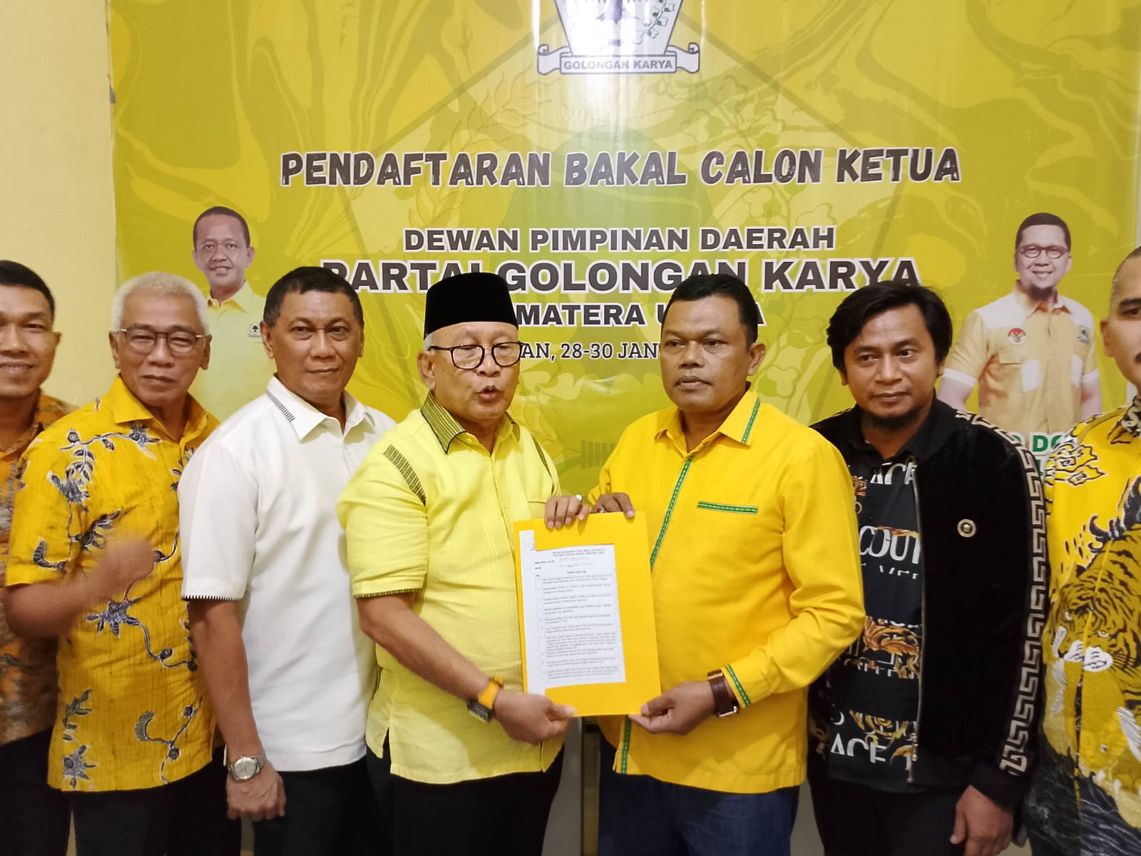 FORMULIR: Bupati Labuhanbatu Utara Hendriyanto Sitorus, diwakili Sekretaris DPD Partai Golkar Labura Indra Simatupang mengambil formulir pendaftaran sebagai bakal calon Ketua DPD Partai Golkar Sumut.