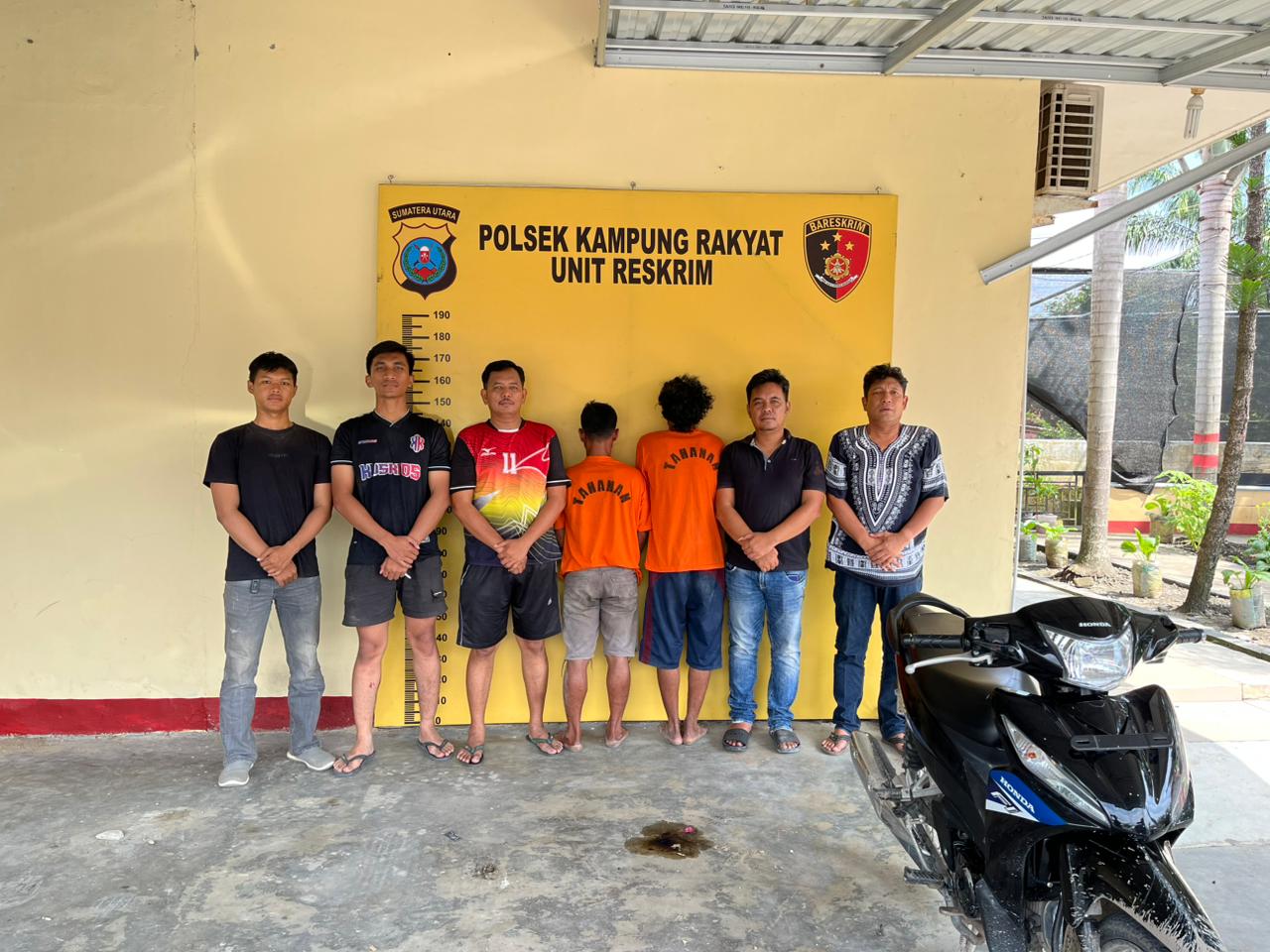 TANGKAP: Polsek Kampung Rakyat Polres Labuhanbatu menangkap dua orang yang membawa narkoba. (Dok: istimewa)
