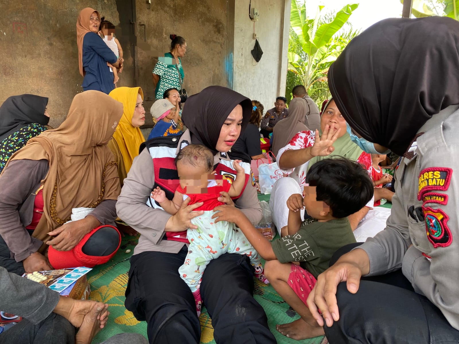 LAHAN: Polres Labuhanbatu berikan Trauma Healing kepada masyarakat terdampak eksekusi lahan milik PT Smart Padang Halaban. (Dok: Fajar/Sumut Pos)