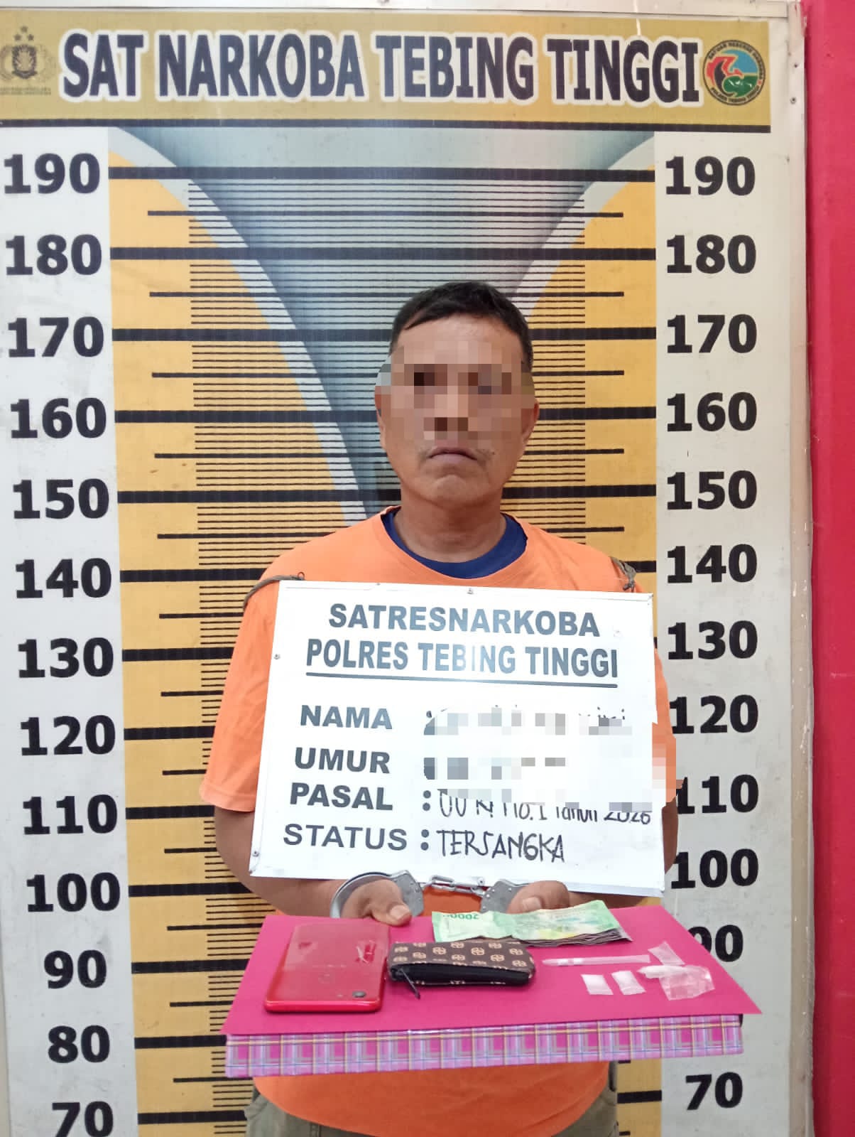 NARKOBA: Tersangka J (46) yang terlibat kepemilikan sabu di Dusun II Desa Binjai, bersama dengan barang bukti narkoba, Sabtu (31/1/2026). (Dok: istimewa)