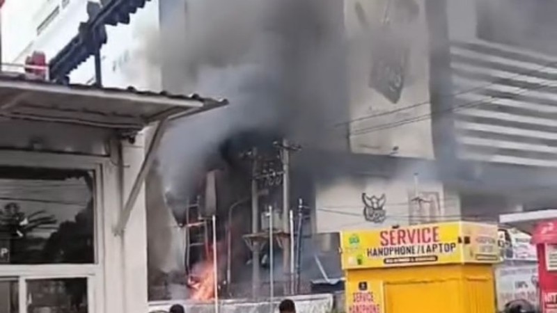 TERBAKAR: Salah satu gedung di Plaza Millenium terbakar pada Sabtu (31/1/2026). (Dok: istimewa)