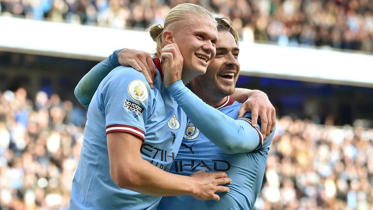 Erling Haaland merayakan golnya bersama rekan setimnya, Jack Grealish. (skysport)