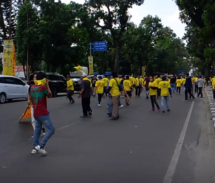 Suasana ketegangan sempat terjadi di seputaran pelaksanaan Musda parta Golkar Sumut di Jalan Putri Hijau Medan. (IKHSAN/SUMUT POS)