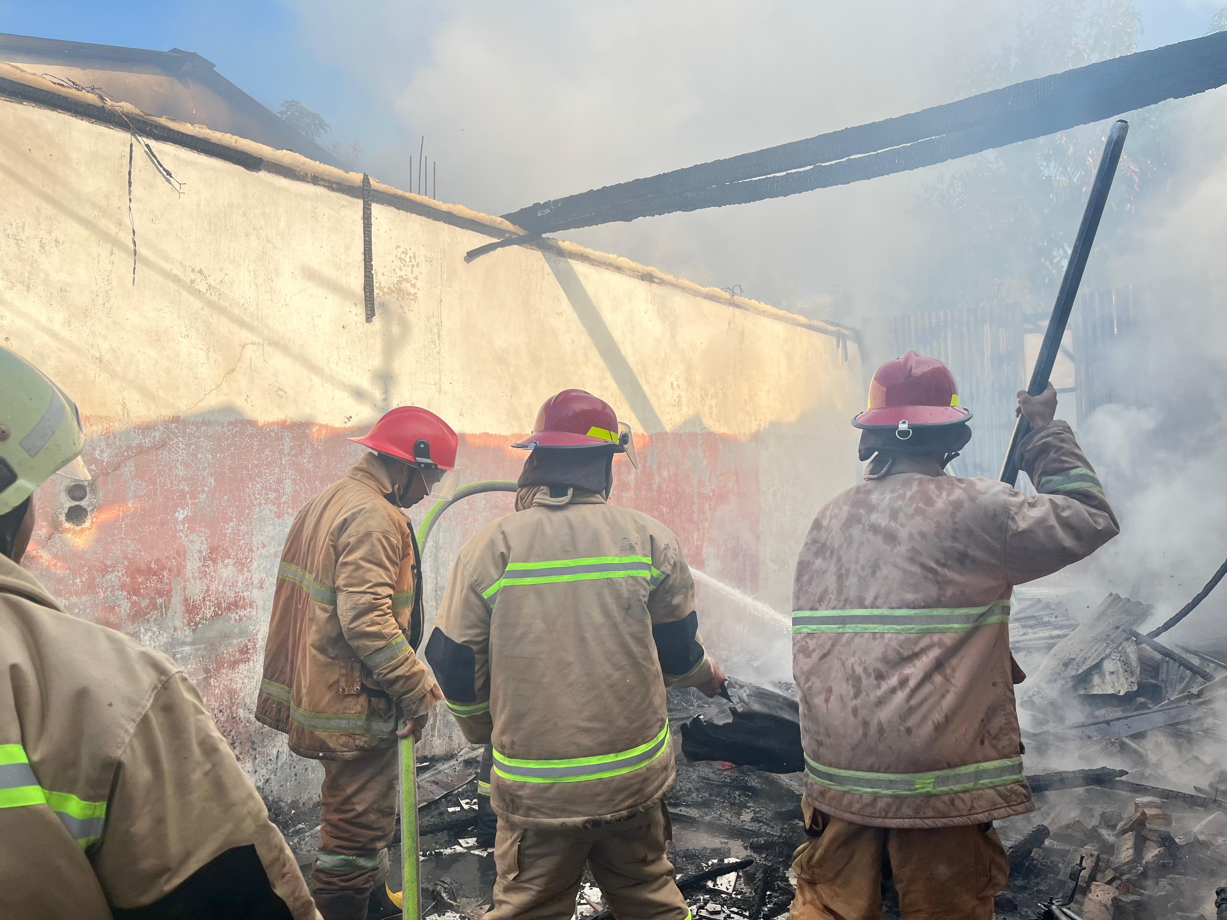 Petugas pemadam kebakaran Kota Tebingtinggi berusaha memadamkam api yang melahap dua rumah kontrakan. (AZAN PURBA/SUMUT POS)