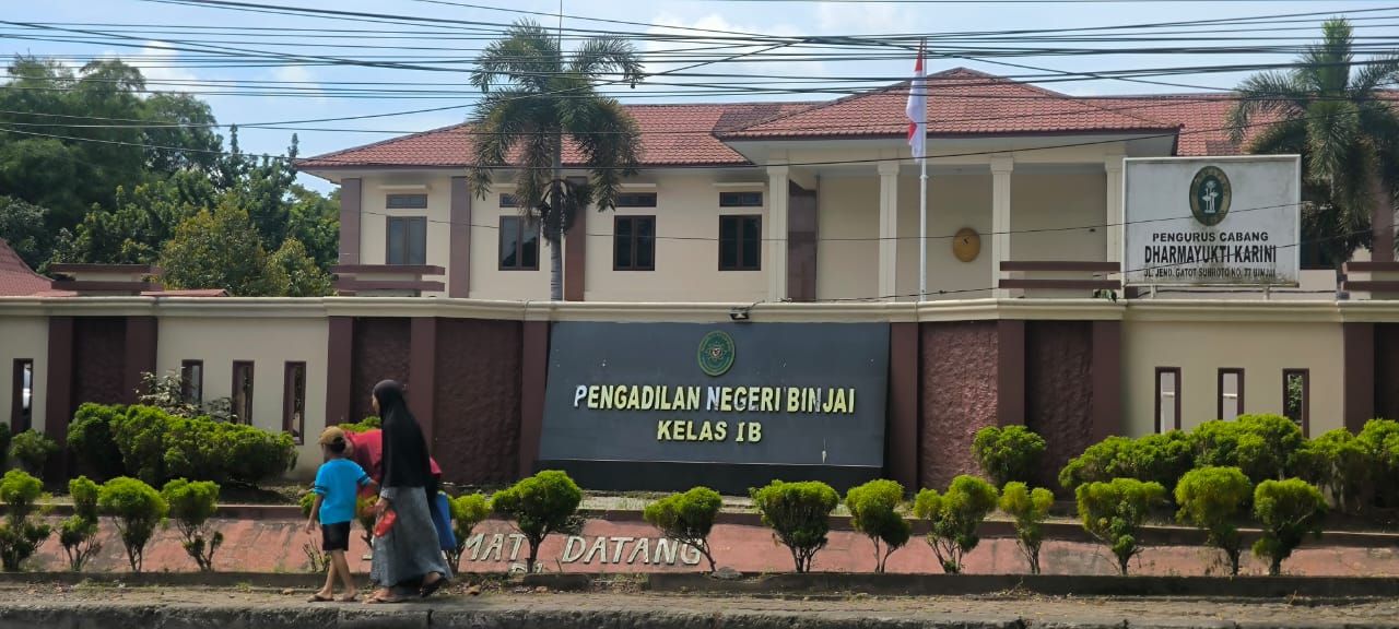 Sejumlah masyarakat melintas di depan Gedung PN Binjai, Jalan Gatot Subroto, Kelurahan Bandar Senembah, Binjai Barat. (Teddy Akbari/Sumut Pos)