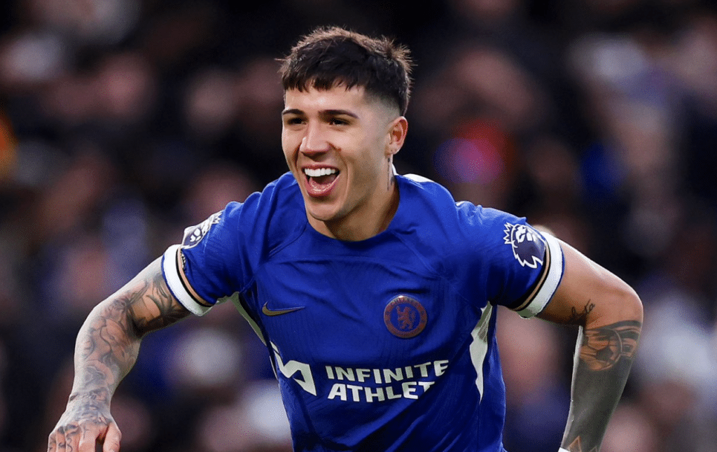 Gelandang Enzo Fernandez mencetak gol kemenangan 3-2 Chelsea atas West Ham United di Stamford Bridge, London, kemarin (1/2). (soydelmilo)