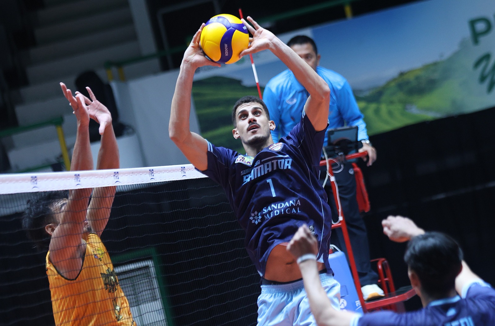 PROLIGA: Pemain asing Surabaya Samator saat akan melambungkan bola melawan Byangkara Presisi di Proliga 2026 sesi Gresik, Minggu (1/2/2026). (Dok: Proliga)