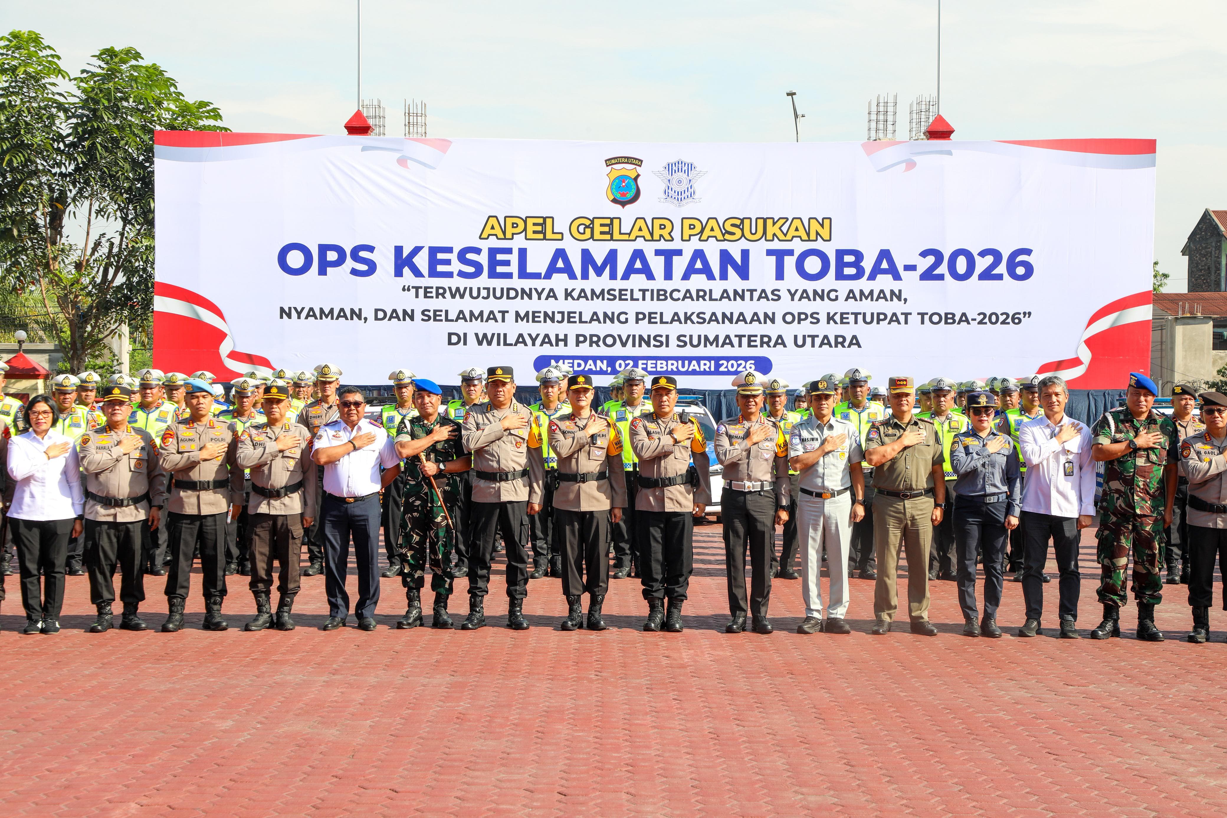 APEL: Polda Sumut saat menggelar Apel Operasi Keselamatan Toba 2026, di Lapangan KS Tubun Polda Sumut, Senin (2/2). (Dok: istimewa)