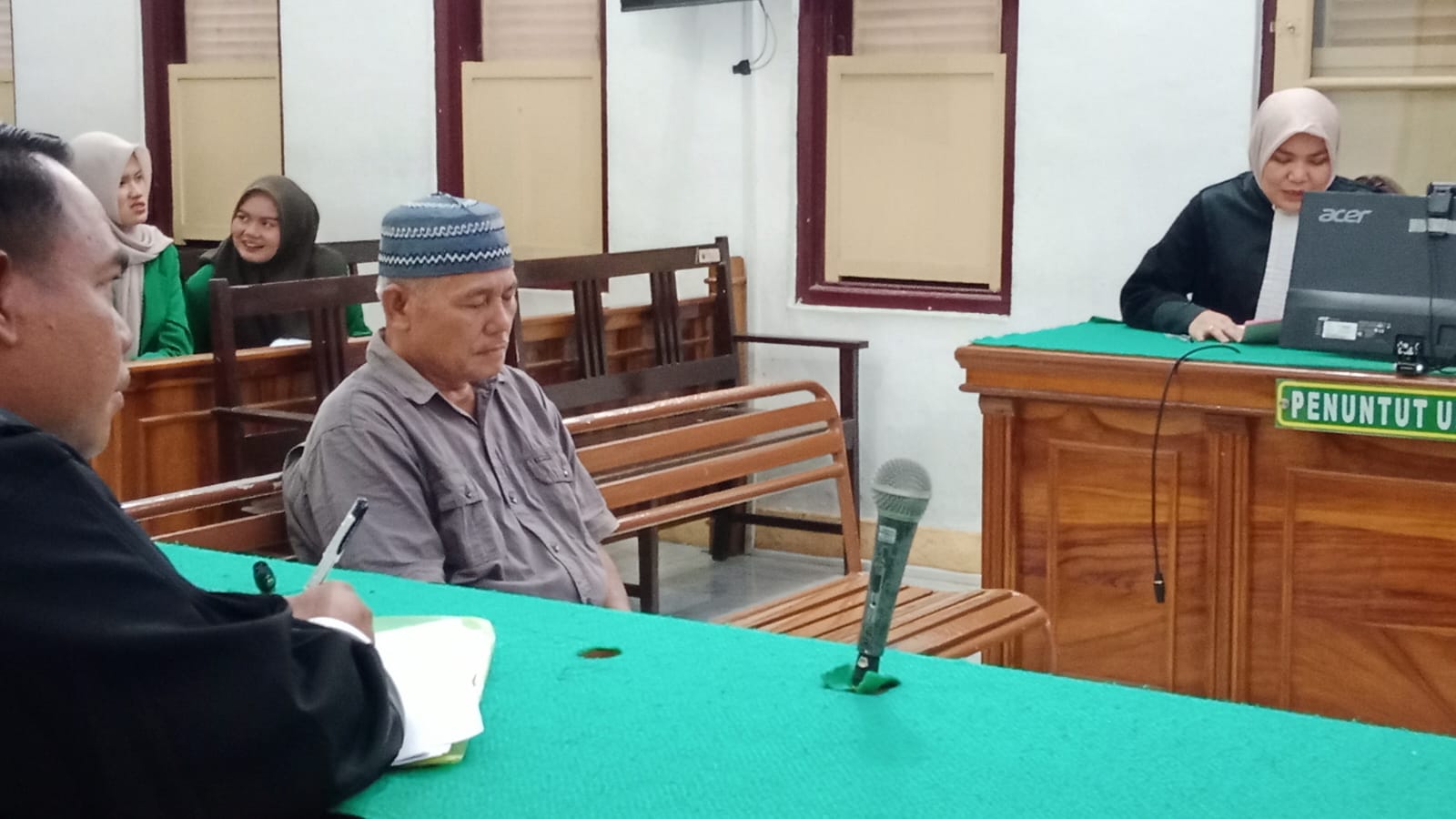 SIDANG: Mantan Pj Kades Bangai, Kecamatan Torgamba, Labuhanbatu Selatan (Labusel), Mara Ondak Harahap menjalani sidang tuntutan di Pengadilan Tipikor Medan, Senin (2/2).