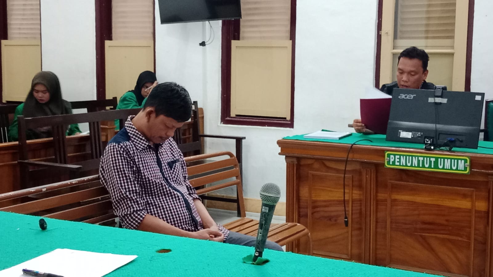 JALANI: Kades Hariara Pohan, Kecamatan Harian, Kabupaten Samosir, Piatur Sihotang, tertunduk menjalani sidang di Pengadilan Tipikor Medan, Senin (2/2). (Dok: istimewa)