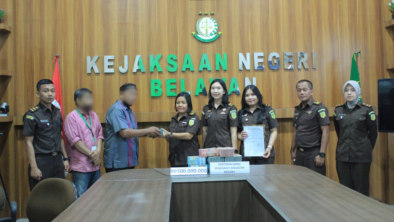 TERIMA: Kejaksaan Negeri (Kejari) Belawan menerima uang pengganti sebesar Rp500 juta dalam perkara dugaan tindak pidana korupsi Dana Bantuan Operasional Sekolah (BOS) SMA Negeri 19 Medan TA 2022/2023.