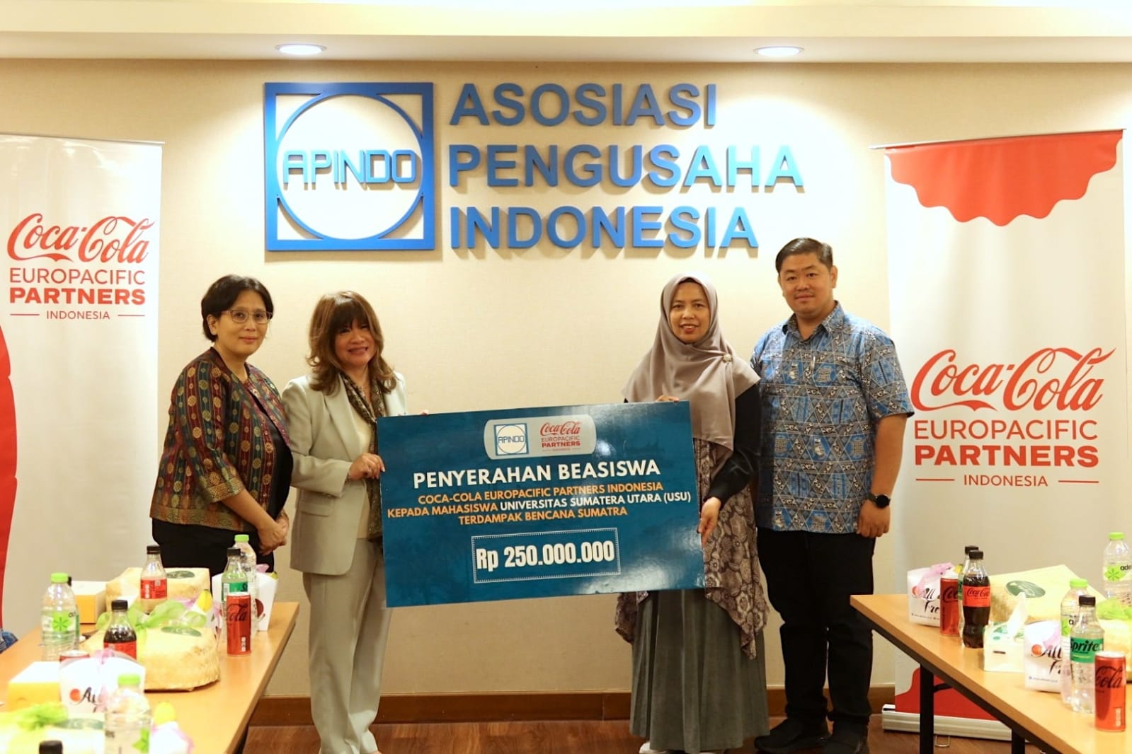 Manajemen Coca-Cola Europacific Partners Indonesia (CCEP Indonesia) berkolaborasi dengan Apindon saat menyalurkan bantuan beasiswa untuk mahasiswa USU yang terdampak bencana Sumatera. (ist)