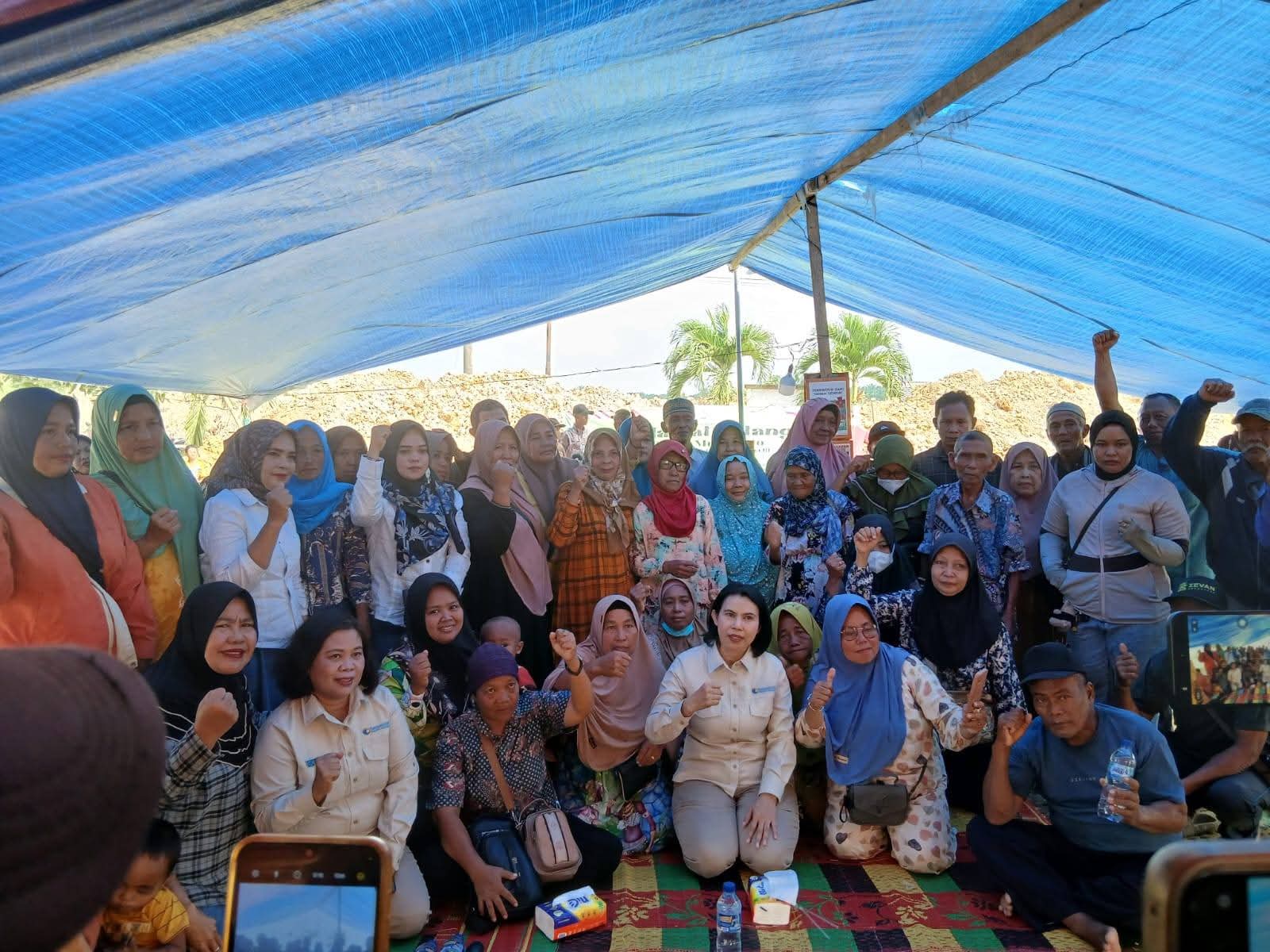 Kakanwil Kemenkum HAM Sumut DR Flora Nainggolan SH, M,hum hadir ke tengah masyarakat Kelompok Tani Padang Halaban  korban penggusuran. (Indra / Sumut Pos)