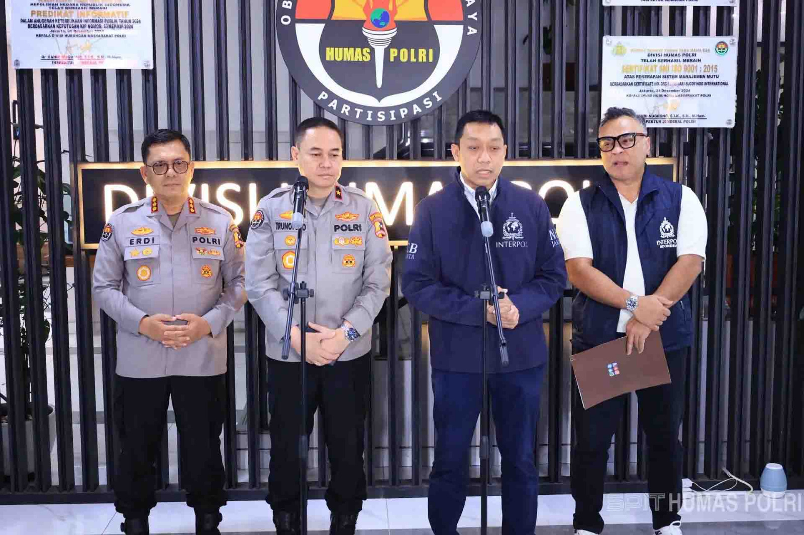 Sekretaris National Central Bureau (NCB) Divisi Hubungan Internasional Polri, Brigjen Pol Untung Widyatmoko saat konferensi pers. (JAWA POS/SUMUT POS)