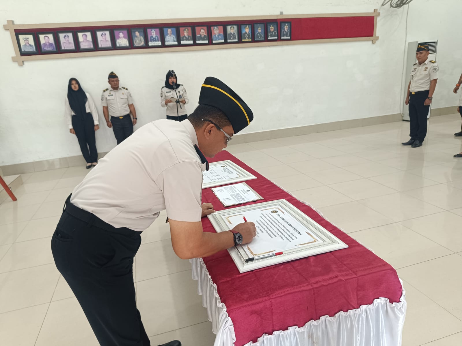 Kalapas Binjai, Wawan Irawan saat melakukan penandatanganan komitmen bersama dan pakta integritas tahun 2026. (Istimewa/Sumut Pos)