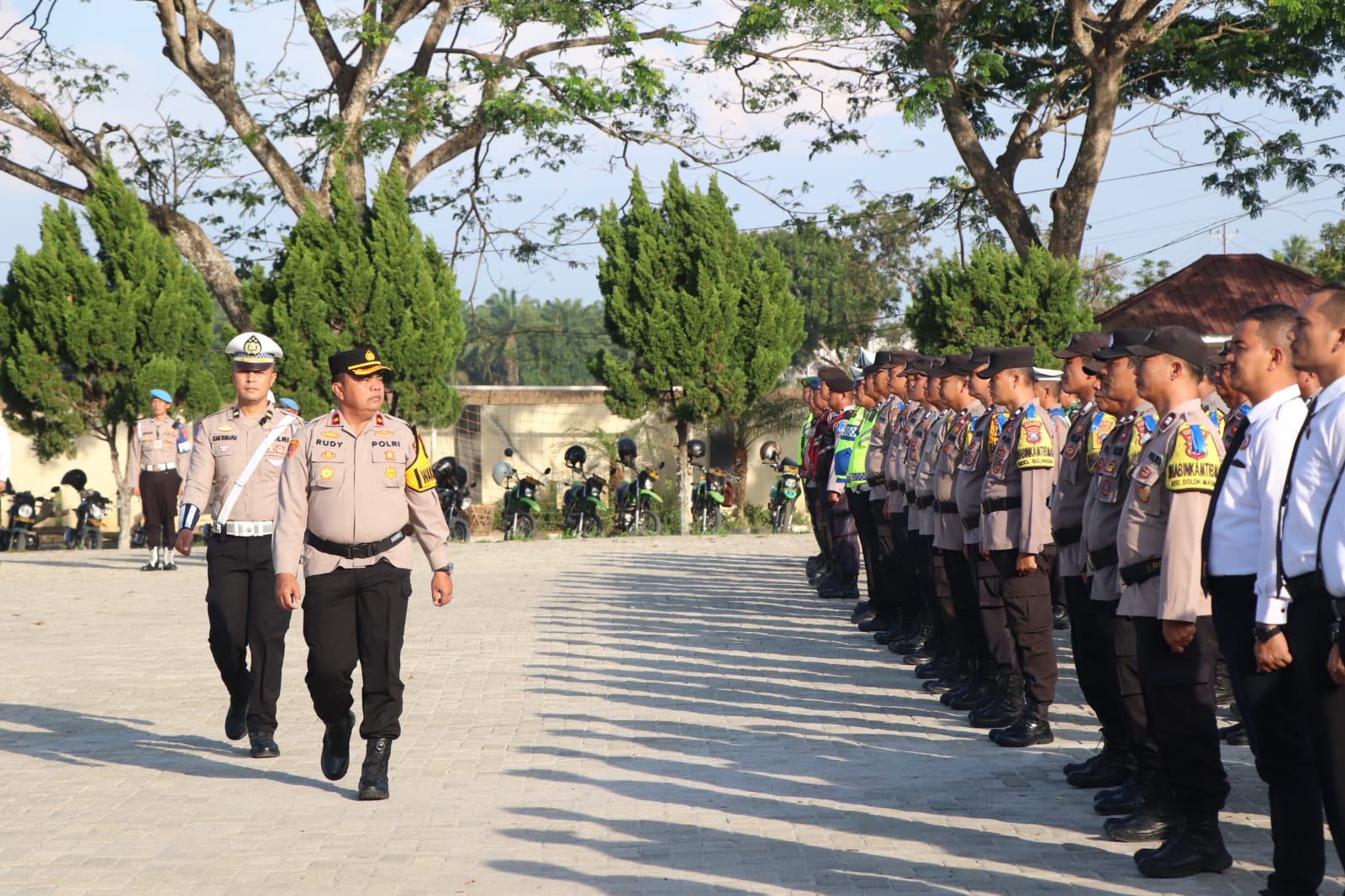 Wakapolres Sergai Kompol Rudy Candra,SH,.MH saat cek kesiapan personel. ( Fadly/Sumuptpos )