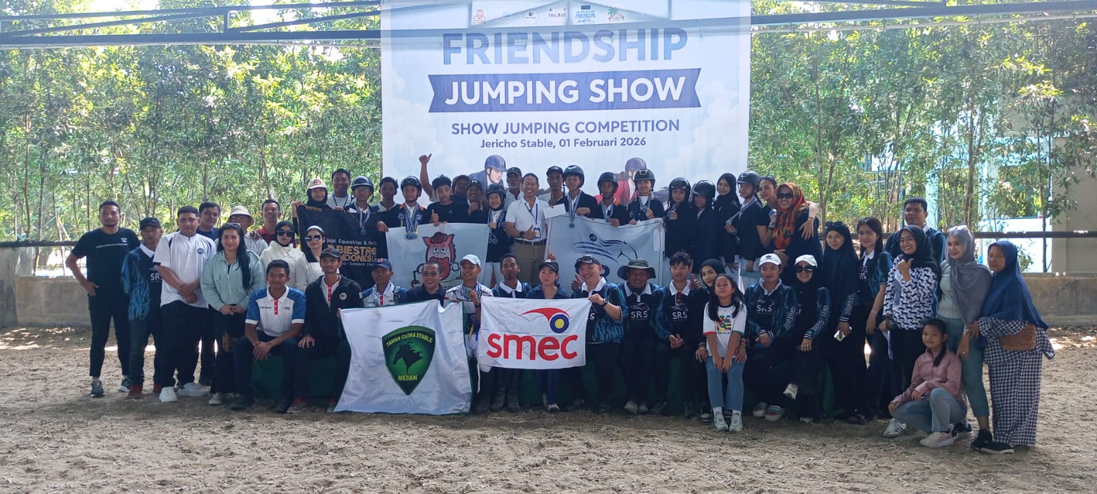 Komunitas Kuda Kita bersama para peserta di ajang Friendship Jumping Show 2026. ( Fadly/Sumut Pos)